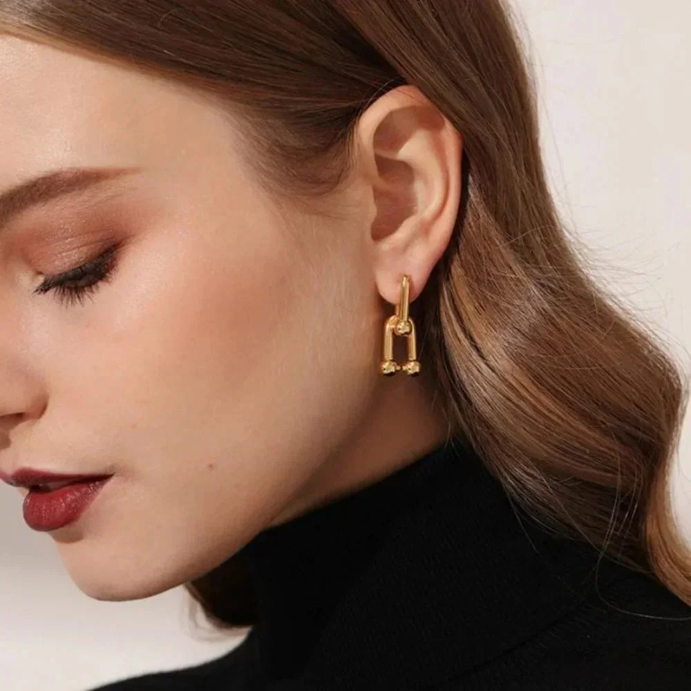 18k Gold Hardware U-Shaped Chain Link Earrings - Picture 3 of 10
